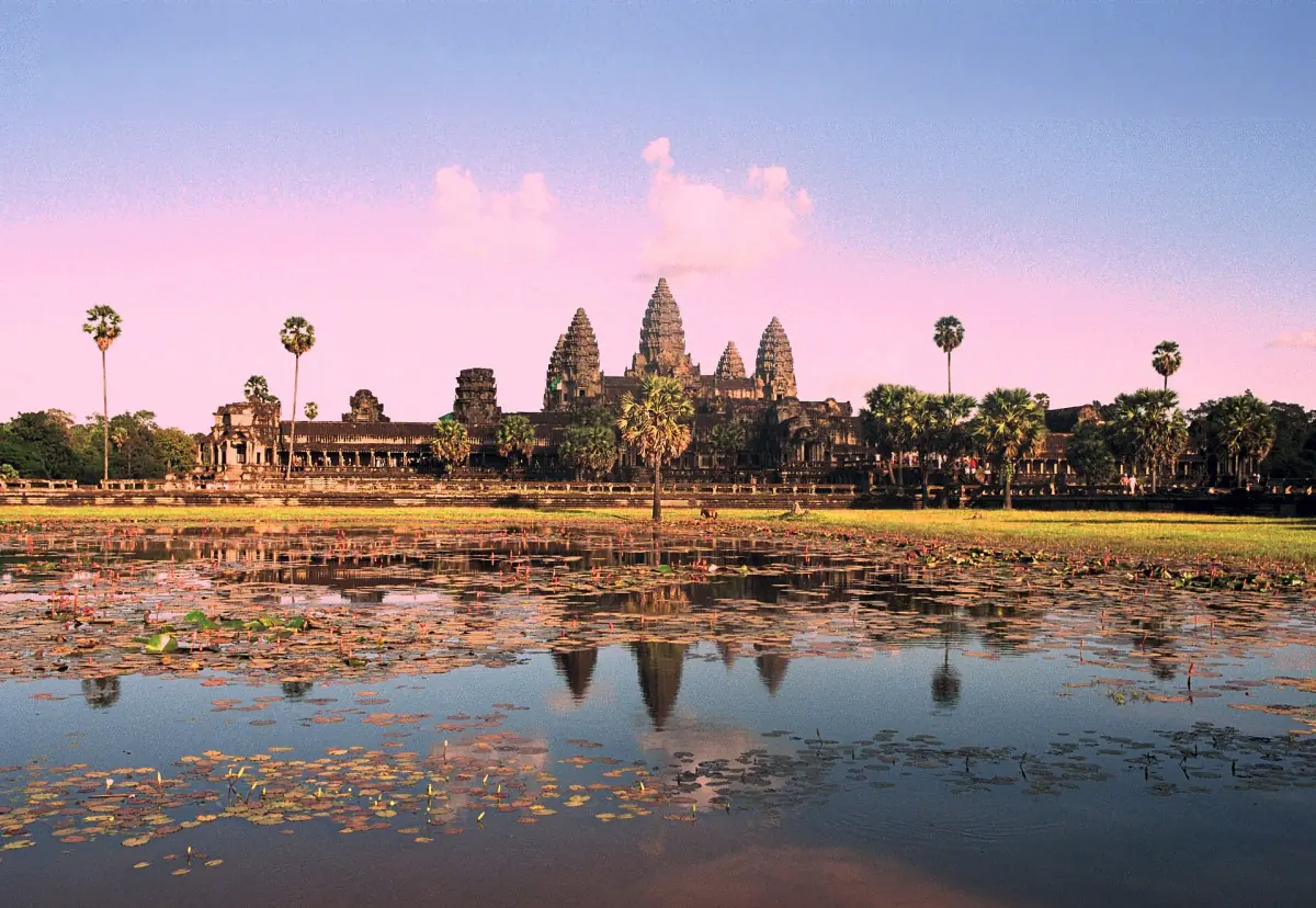 Rosa Morgenhimmel über Angkor Wat