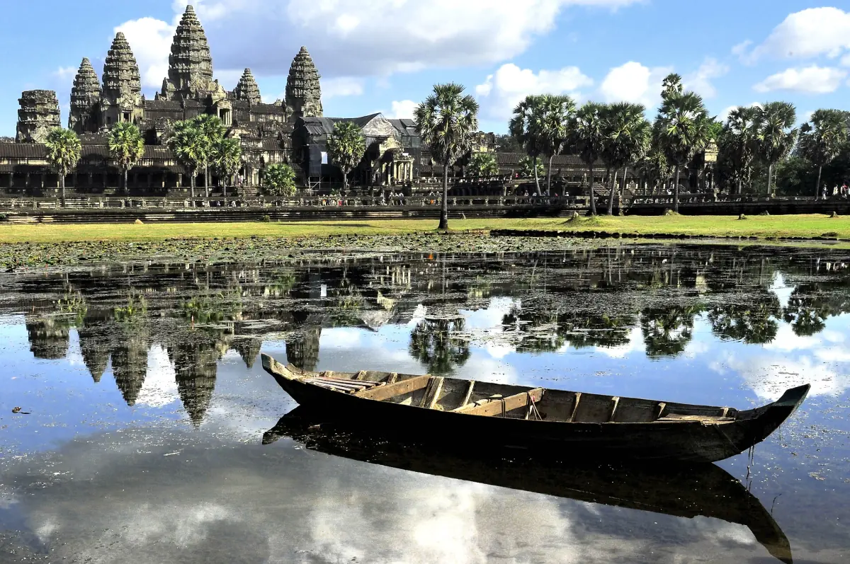 Ein Holzboot auf dem Becken vor Angkor Wat