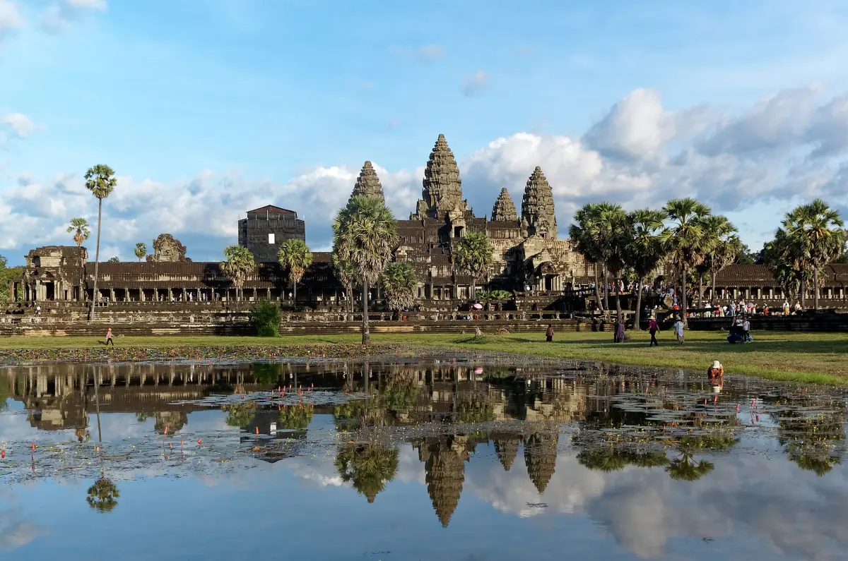 Angkor Wat mit seinen Türmen im Wasserbecken gespiegelt