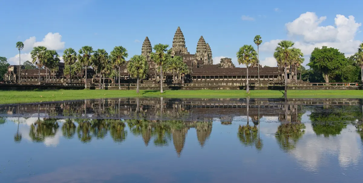 Angkor Wat an einem klaren Tag im Wasser gespiegelt
