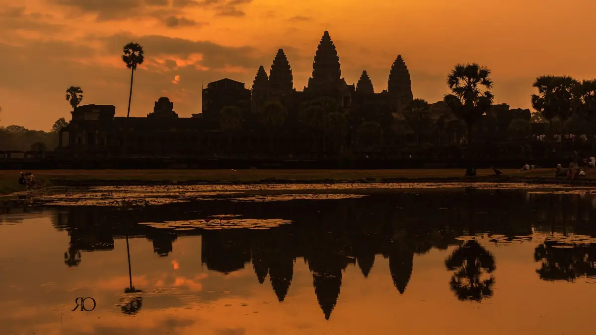 Angkor Wat als Silhouette vor orangem Sonnenaufgang