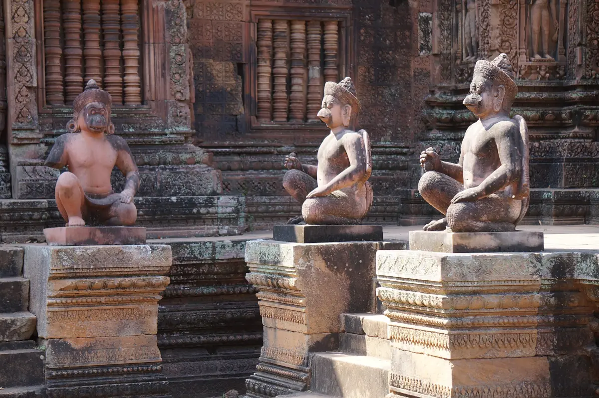 Die Türme aus rosa Sandstein von Banteay Srei