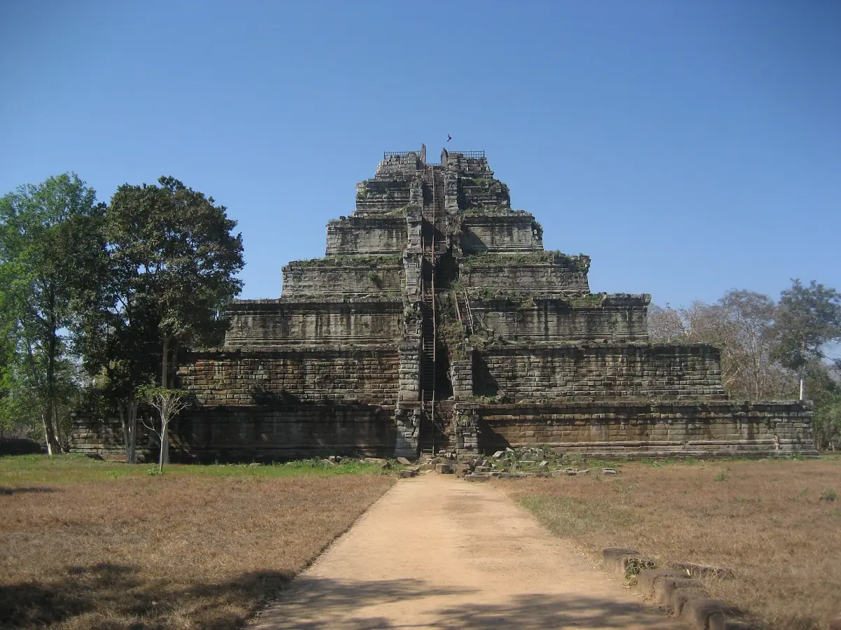 Die Stufenpyramide Prasat Thom in Koh Ker