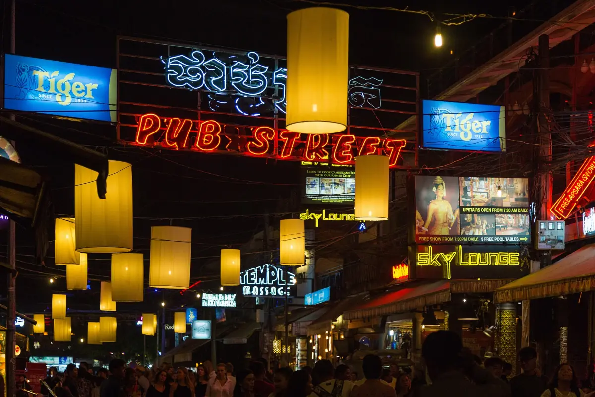 Die Pub Street in Siem Reap bei Nacht