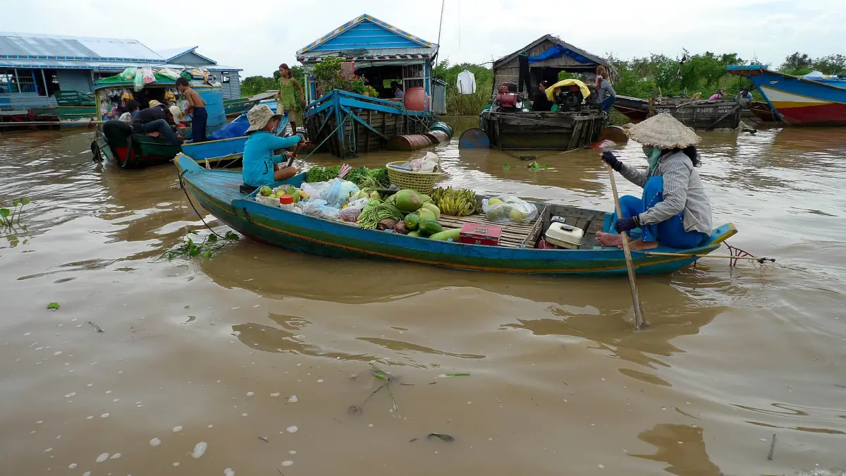 Boats and houses on the Tonle Sap lake
